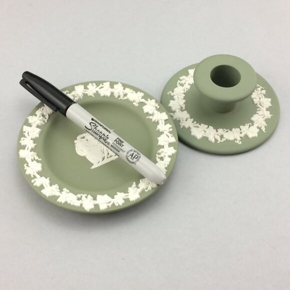 2 Pieces of Wedgwood Jaspeware Green Pieces Candlestick Holder Trinket Dish - Picture 10 of 10